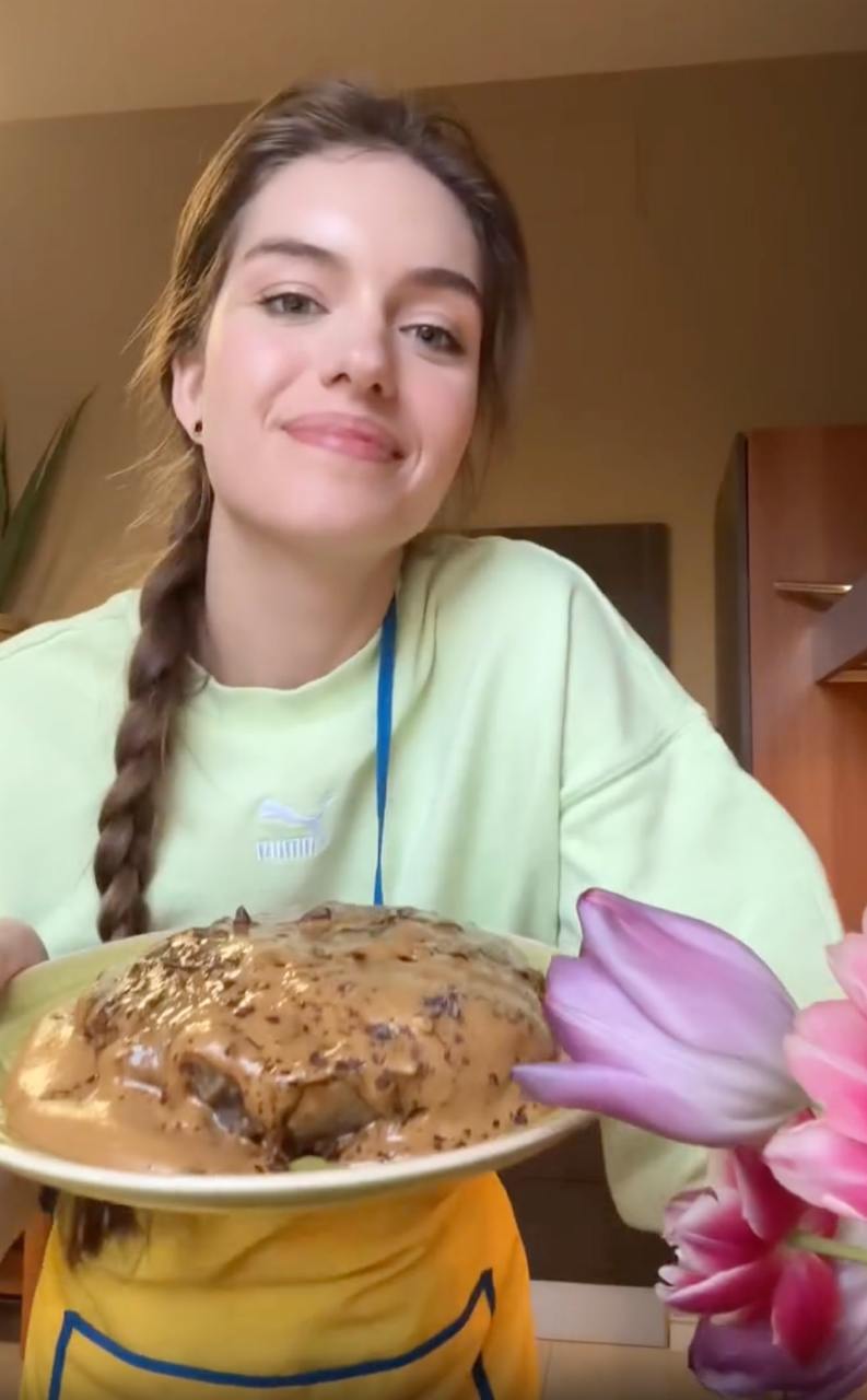 "Быстрый" пирог без яиц и молока. Бывшая Дмитрия Комарова дала рецепт шоколадно-кофейной вкуснятины