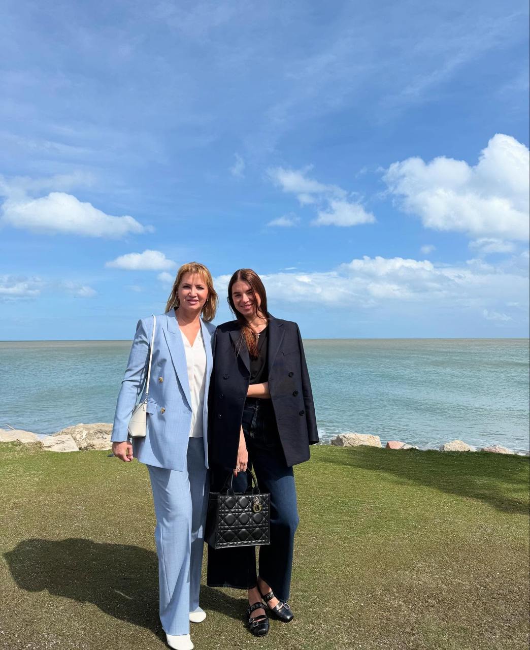 З сумкою за 150 тисяч. Дружина Усика "вигуляла" в Іспанії трендовий образ