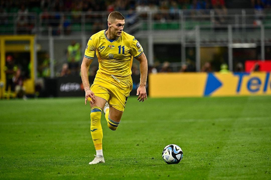 Артем Довбик номинирован на "Золотой мяч". Месси и Роналду в списке нет