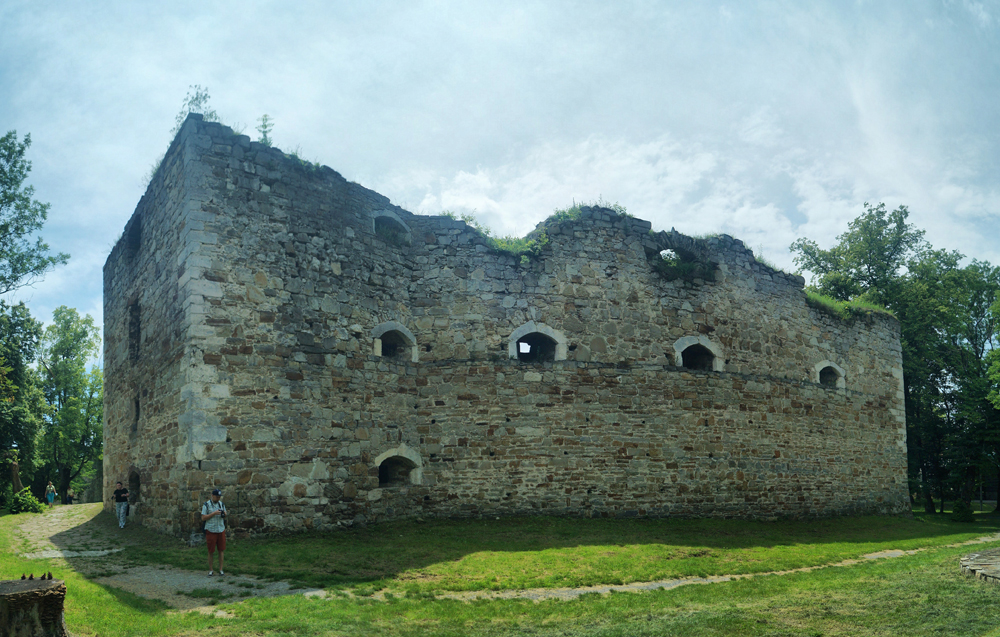 Башни с историей. Лучшие замки-руины в Украине, которые сохранились до наших дней