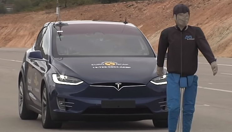 Бескапотный КрАЗ, светофоры для велосипедистов и отзыв 580 тысяч Tesla. Главное из мира авто