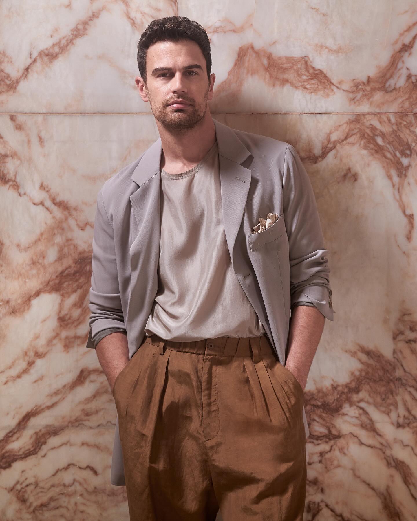 Тео Джеймс показав, яким має бути справжній джентльмен (фото)