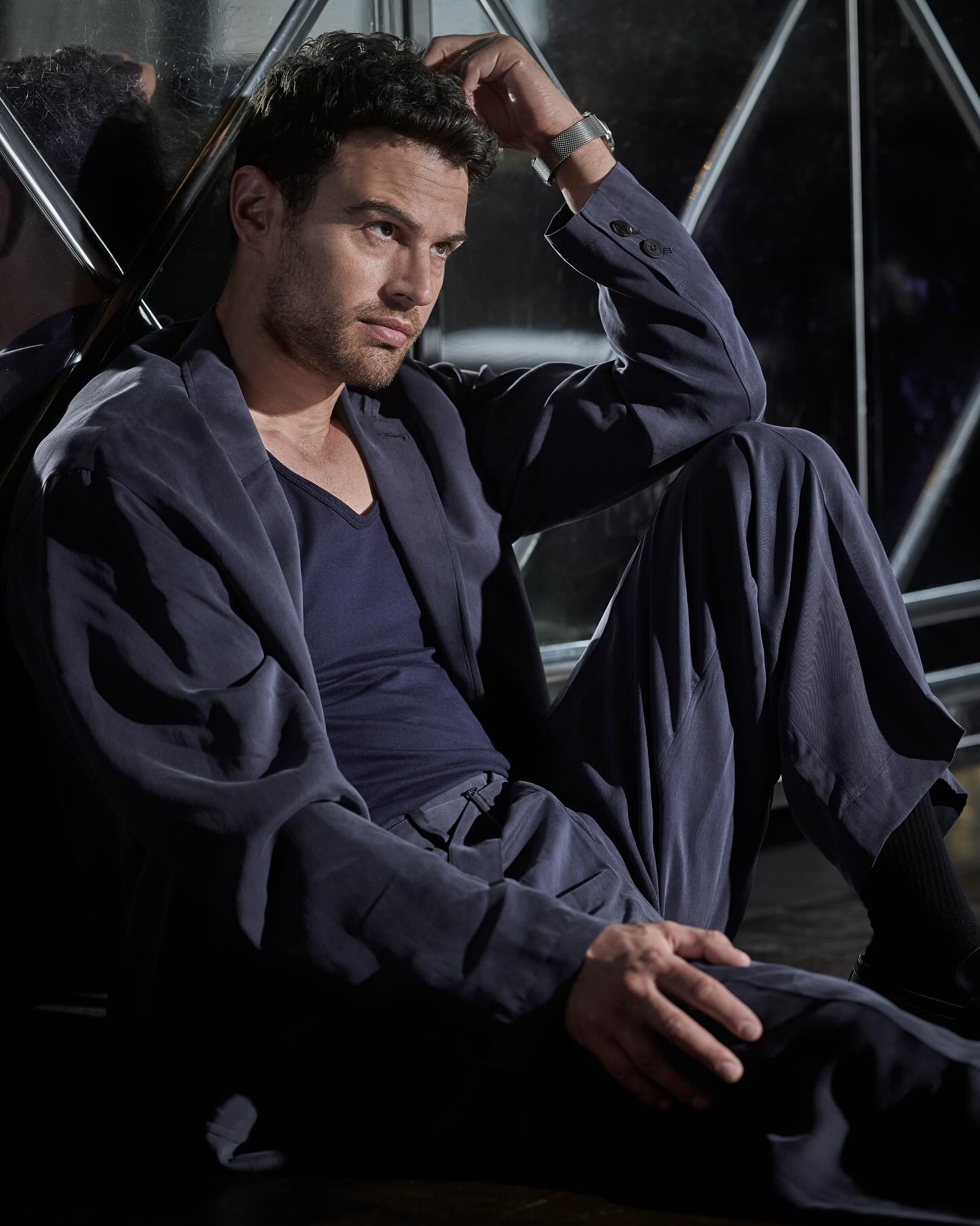 Тео Джеймс показав, яким має бути справжній джентльмен (фото)