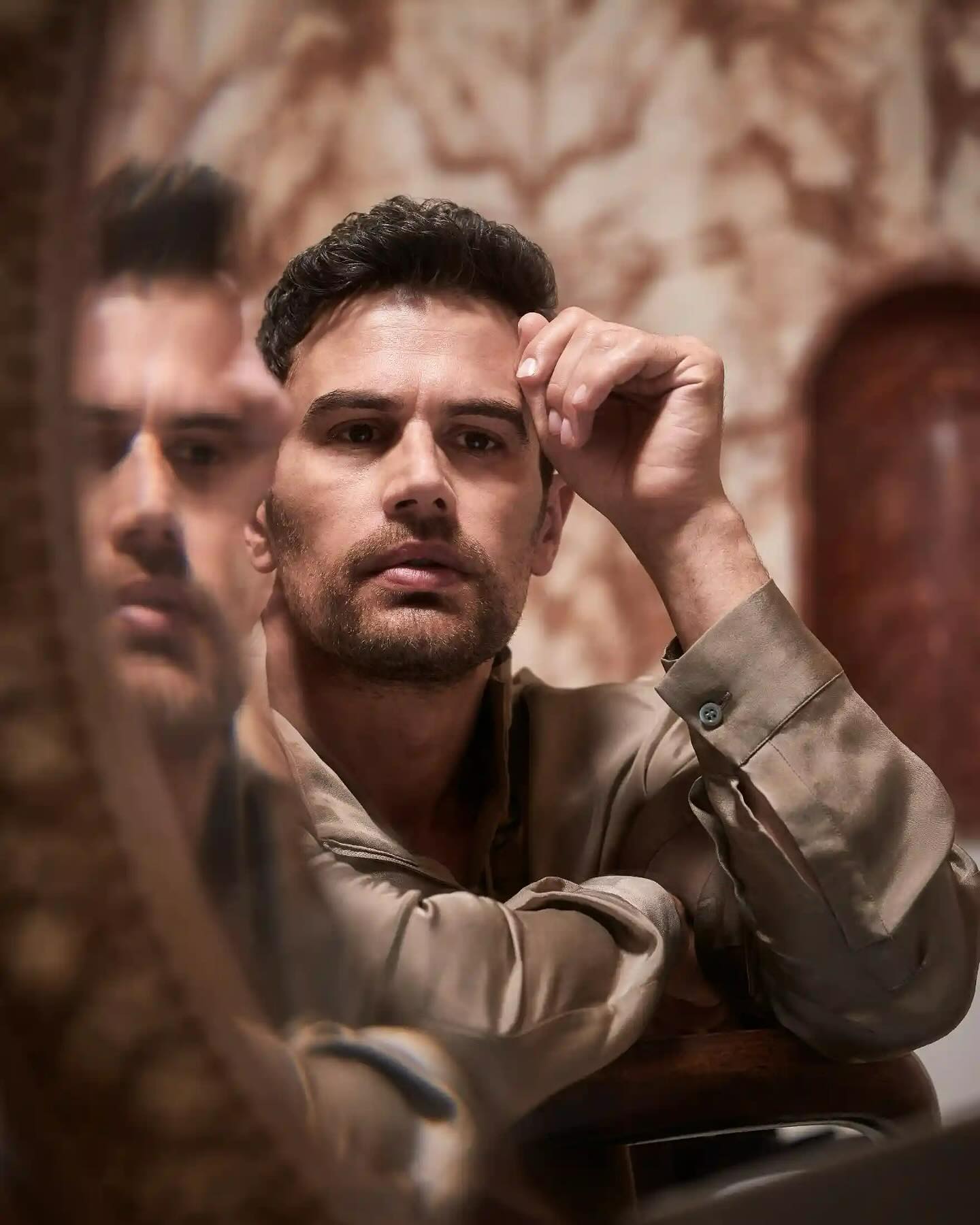 Тео Джеймс показав, яким має бути справжній джентльмен (фото)