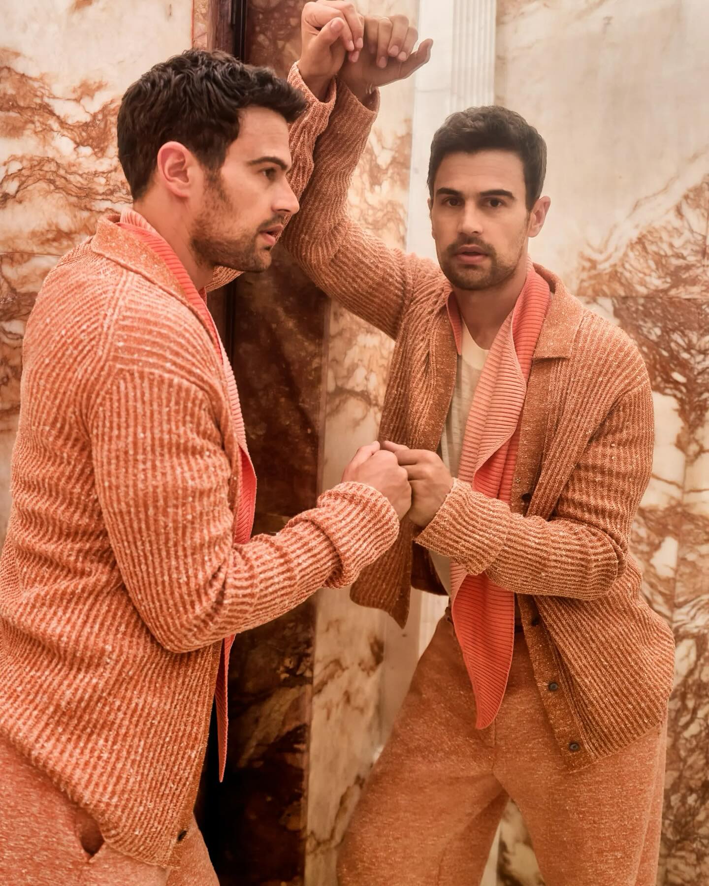 Тео Джеймс показав, яким має бути справжній джентльмен (фото)