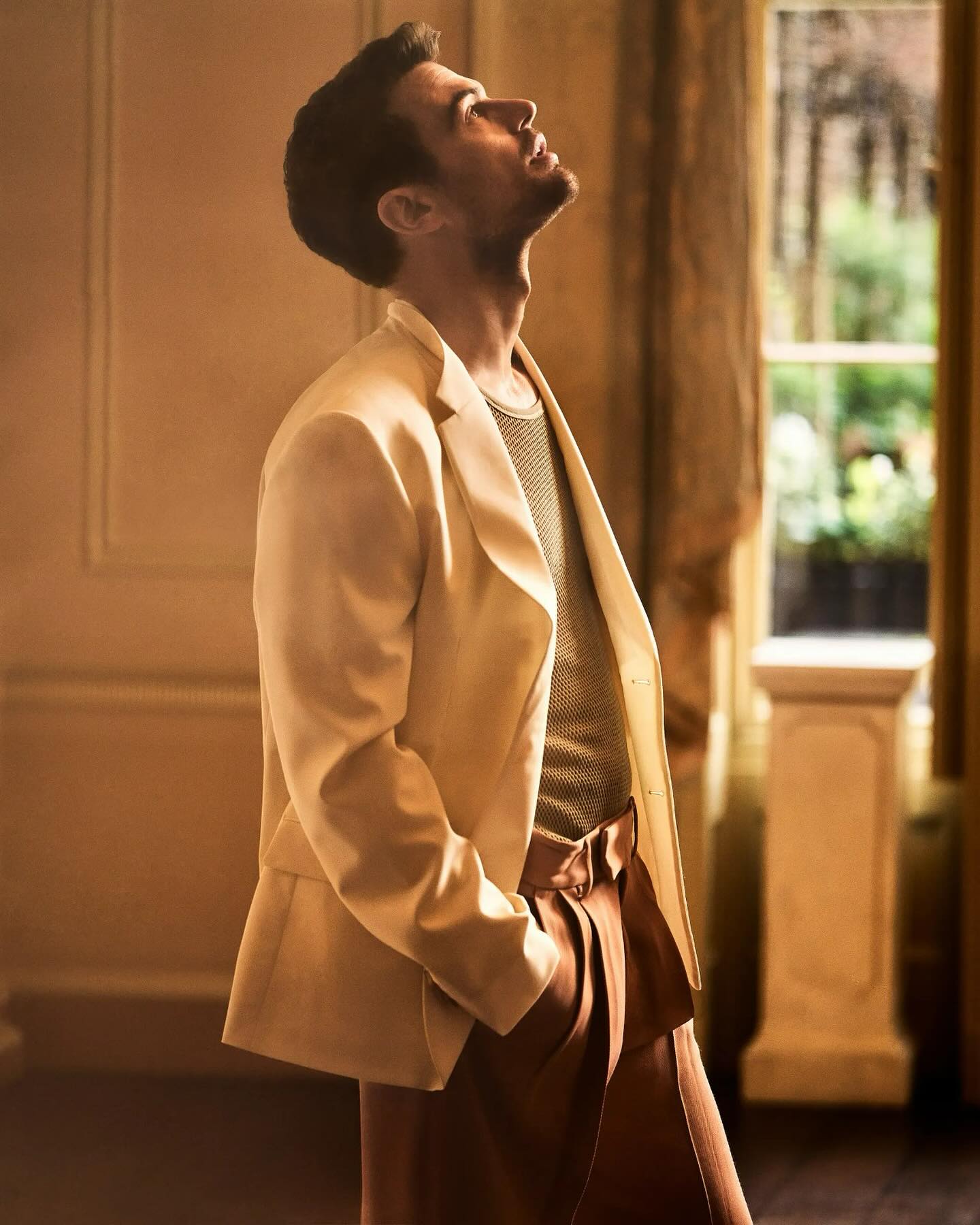 Тео Джеймс показав, яким має бути справжній джентльмен (фото)