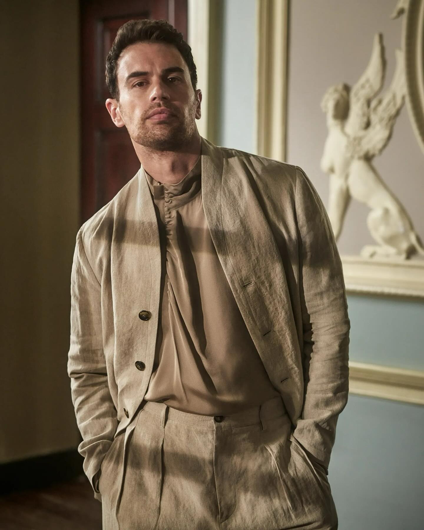 Тео Джеймс показав, яким має бути справжній джентльмен (фото)