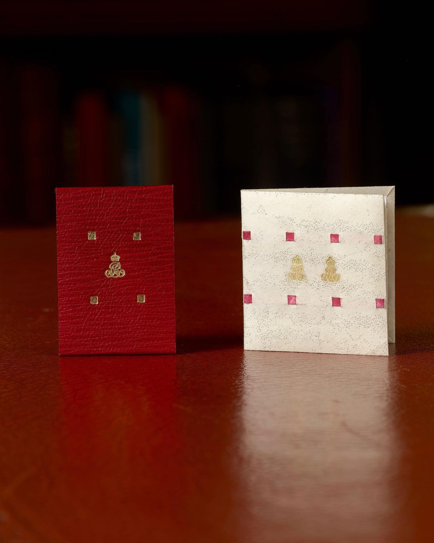 Як пройшла виставка мініатюрної бібліотеки, яку організувала королева Камілла (фото)