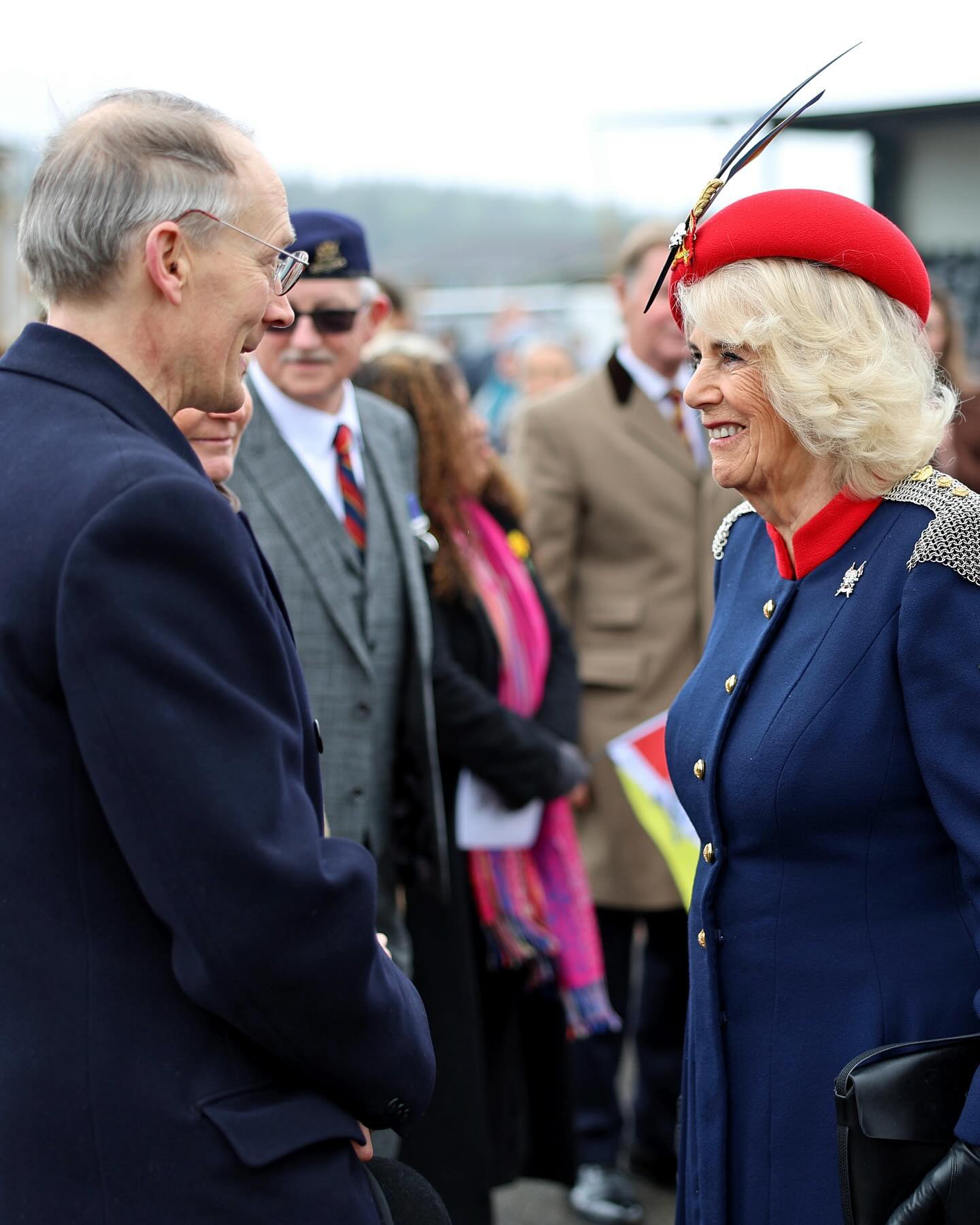 Королева Камілла приміряла на себе брошку Єлизавети II для важливої родинної події :про що мова
