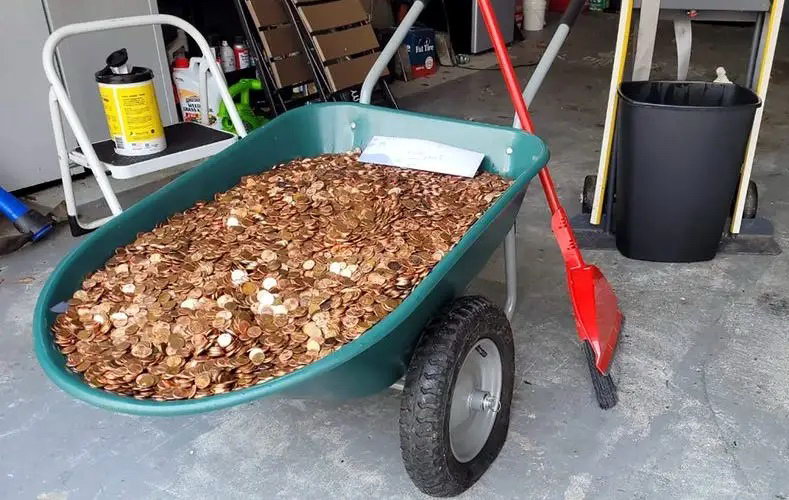 На автомагазин, який заплатив колишньому працівникові тачкою монет, подали до суду