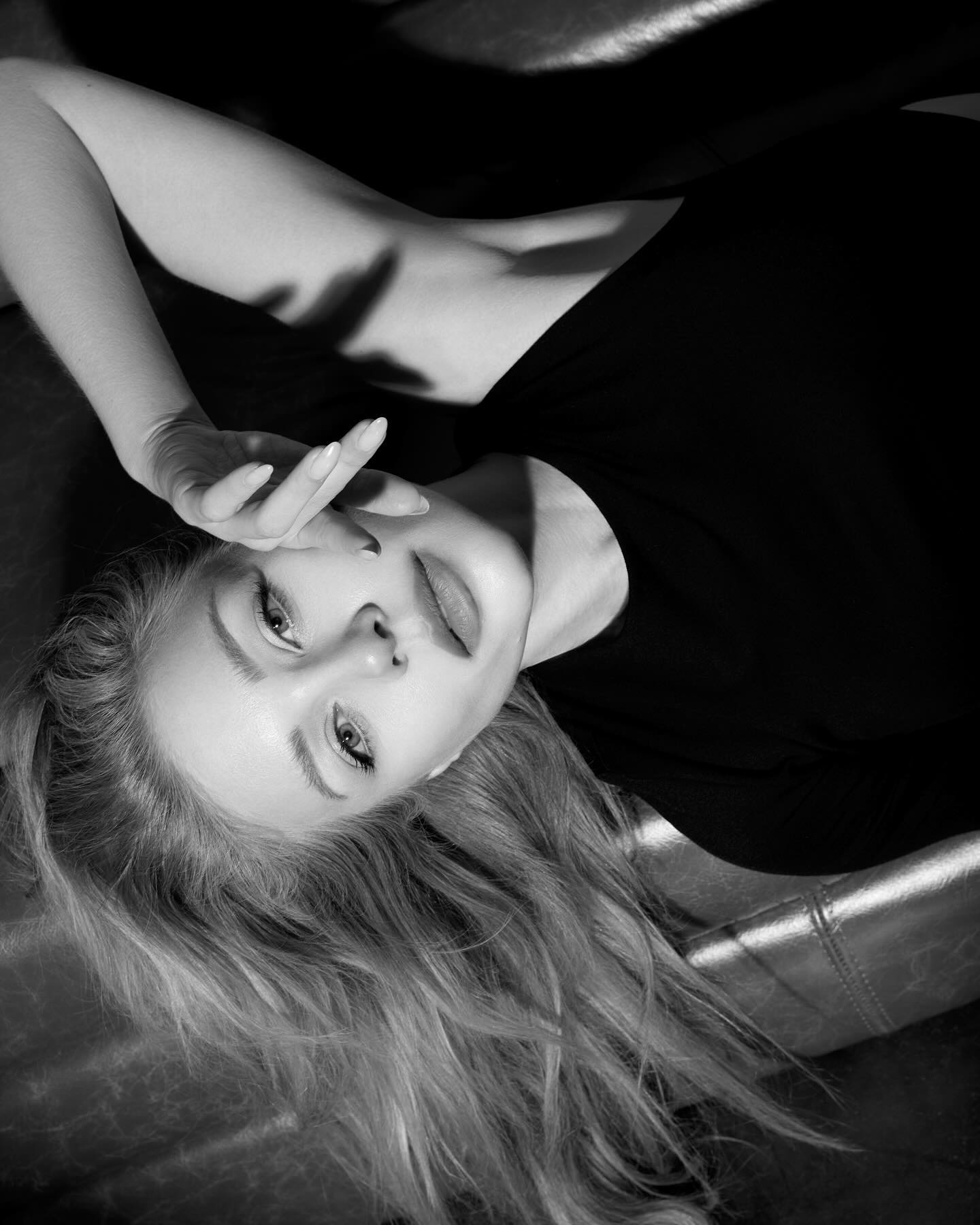 Скільки коштує чорна сукня з вирізами, як у Тіни Кароль (фото)