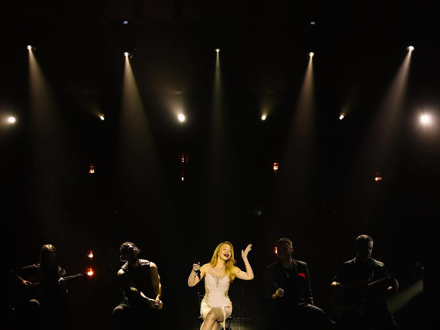 Тіна Кароль зачарувала ніжним весняним образом та звернулась до українок (фото)