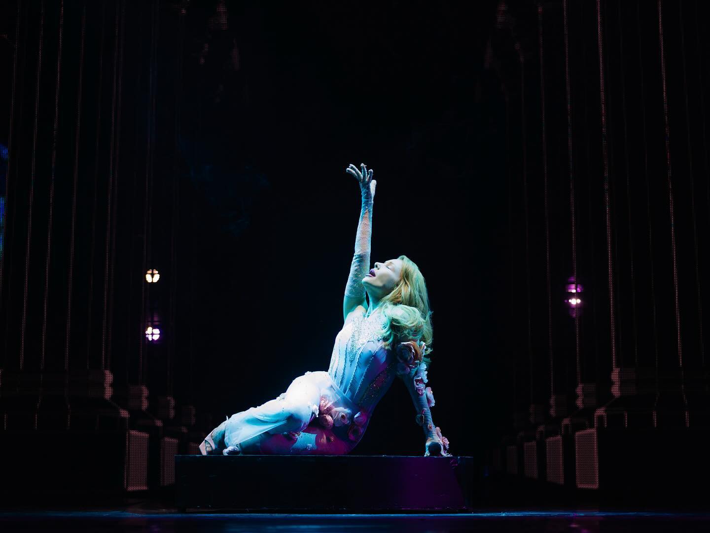 Тіна Кароль зачарувала ніжним весняним образом та звернулась до українок (фото)