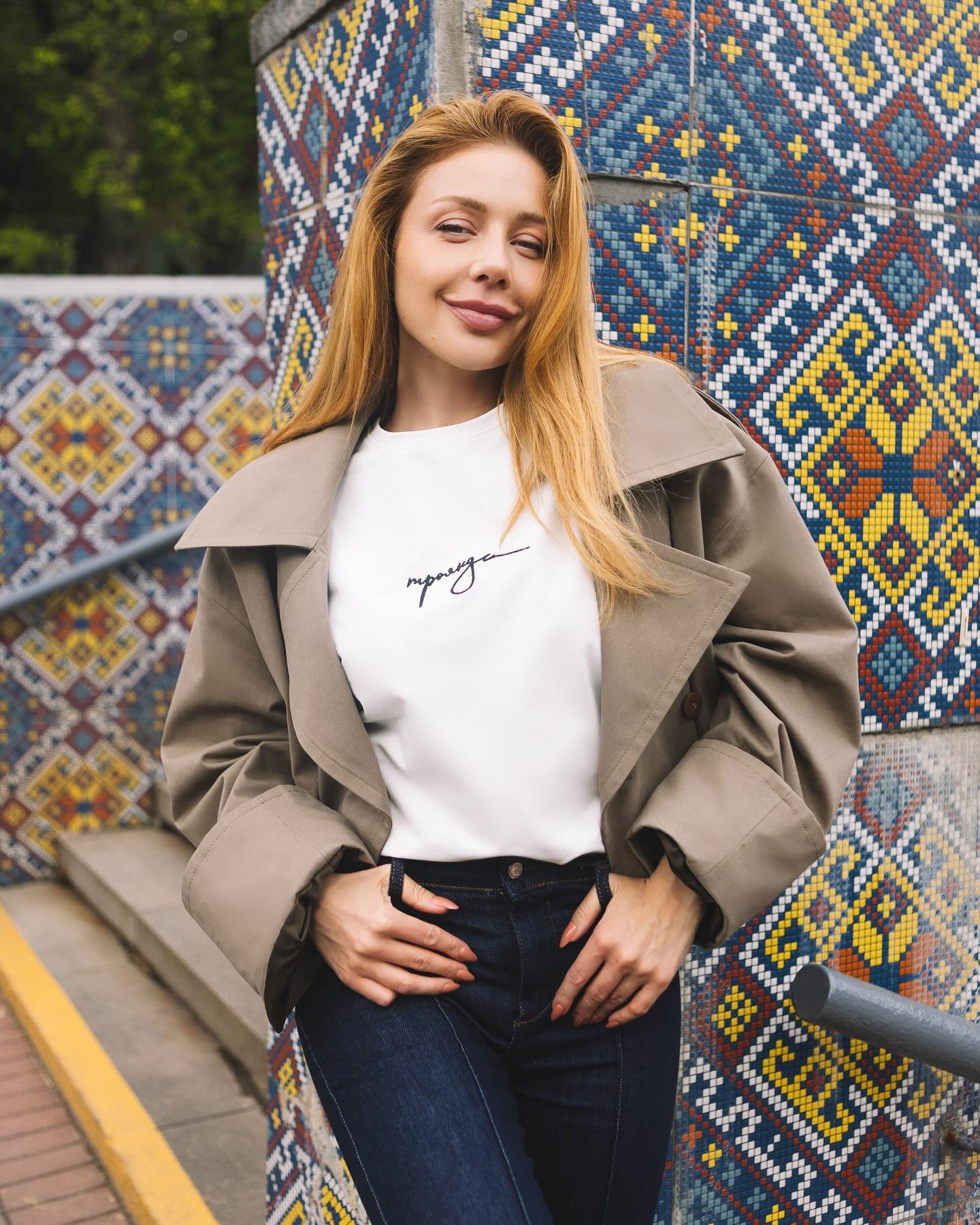 Скільки коштує короткий тренч Тіни Кароль з кліпу (відео, фото)