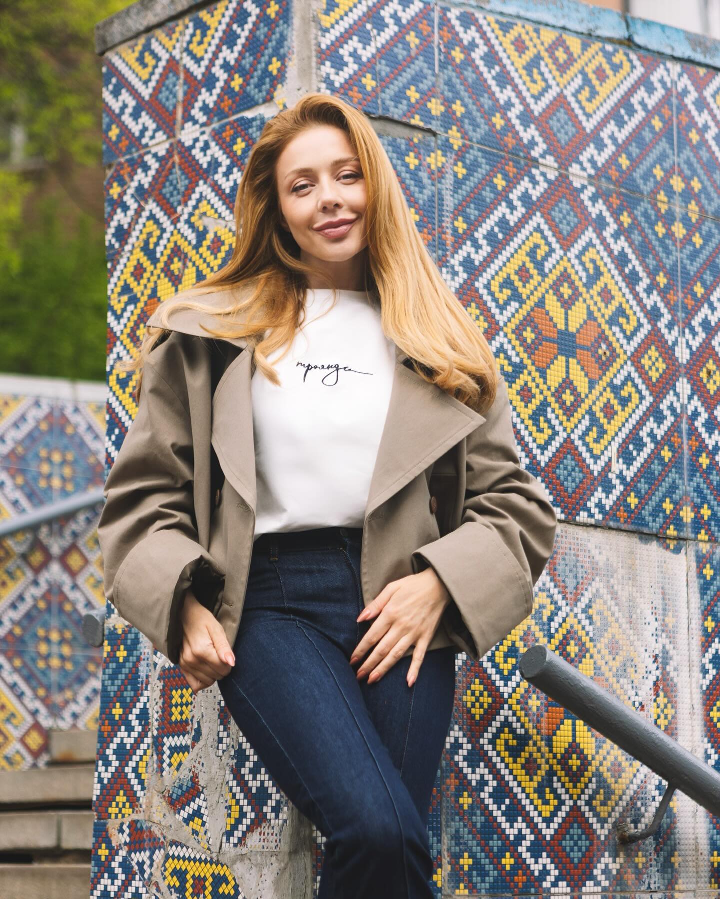 Скільки коштує короткий тренч Тіни Кароль з кліпу (відео, фото)