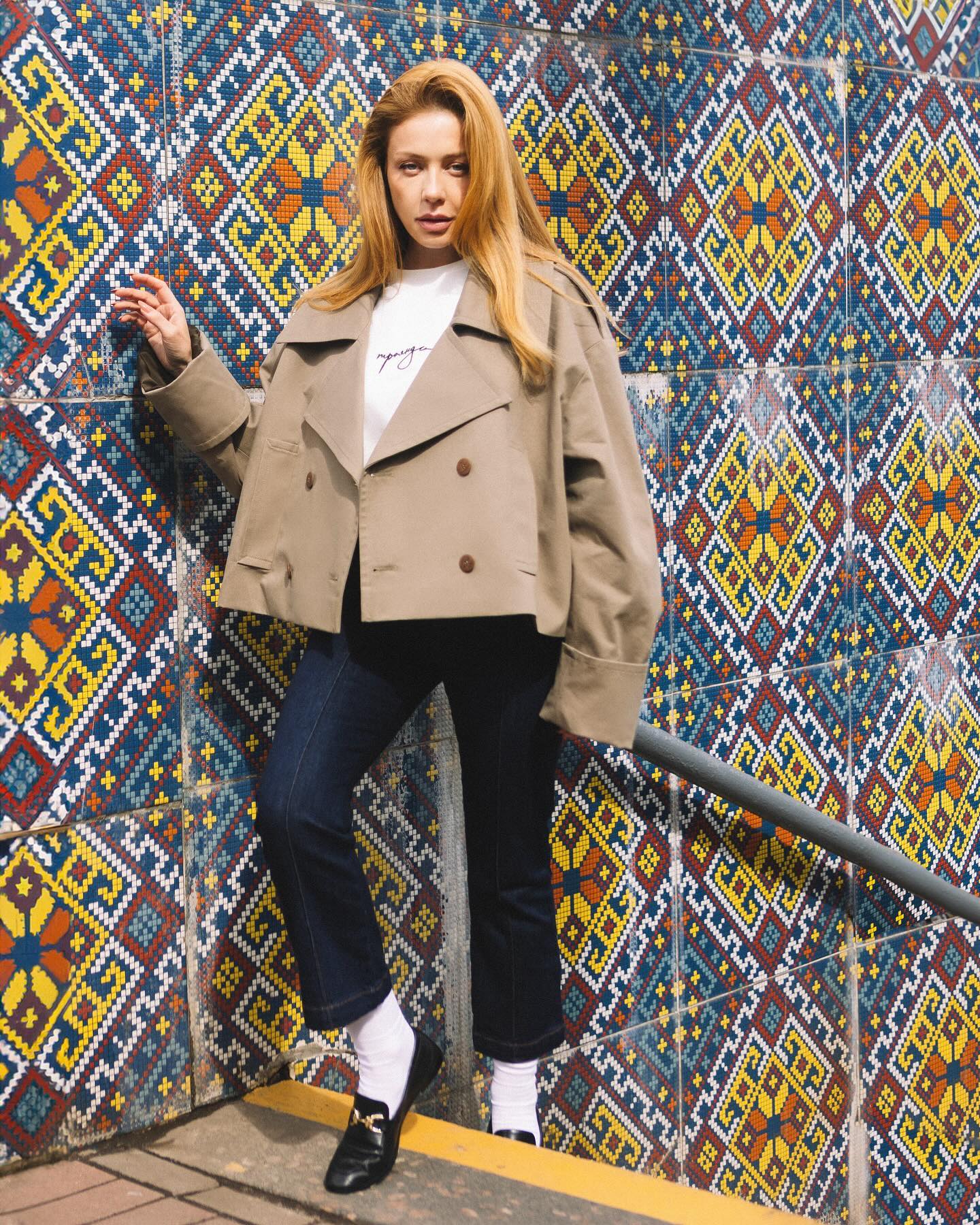 Скільки коштує короткий тренч Тіни Кароль з кліпу (відео, фото)