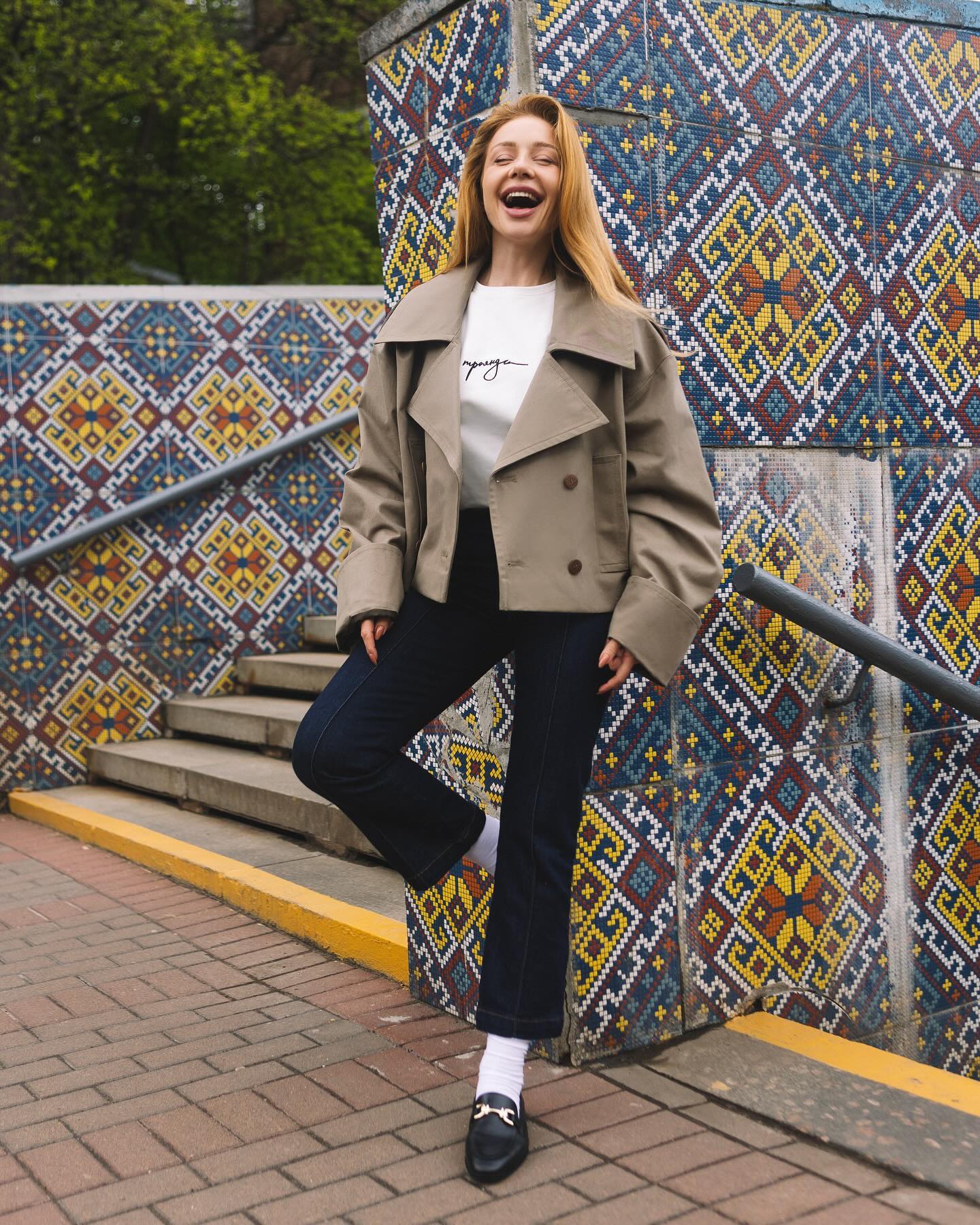 Скільки коштує короткий тренч Тіни Кароль з кліпу (відео, фото)