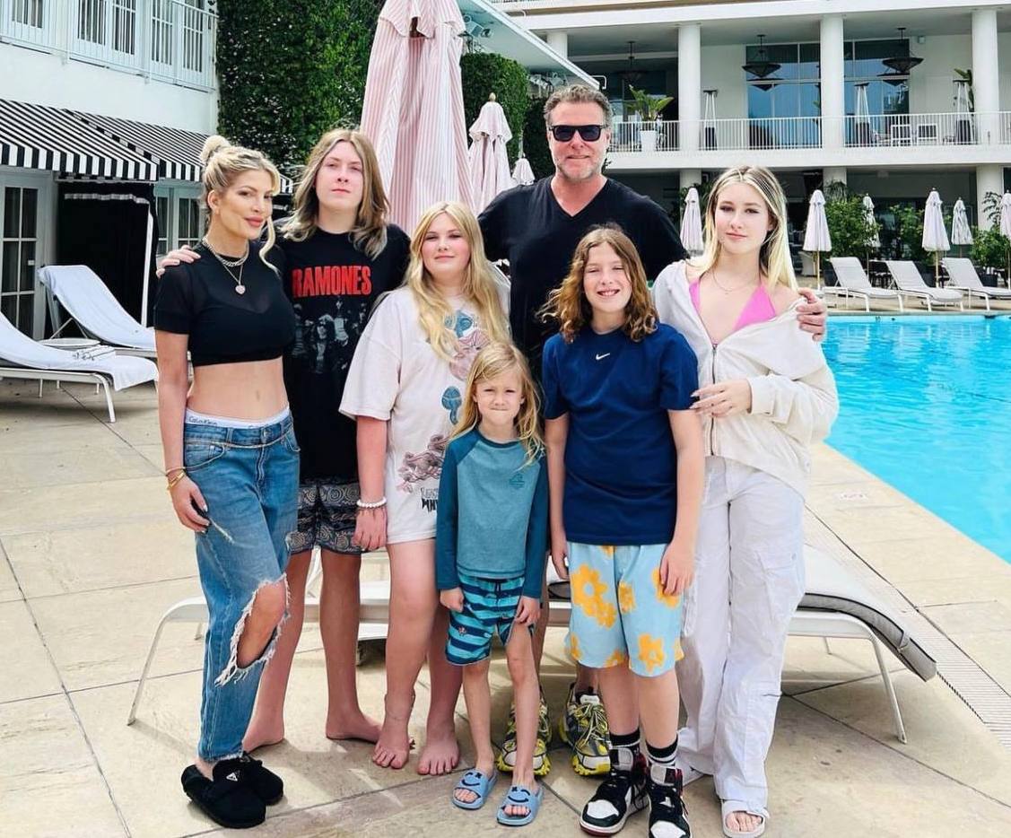 "Ніхто не знає, як я досі жива": зірка "Району Беверлі-Хіллз" зізналася, що не п'є воду