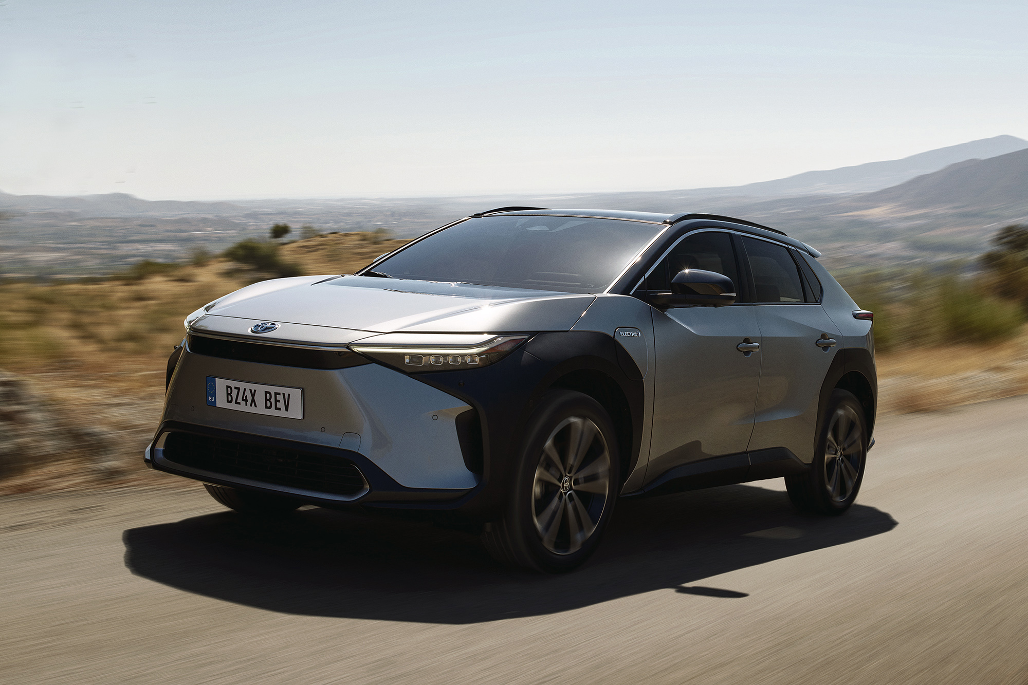 Новый Range Rover и первый серийный электромобиль Toyota. Главное из мира авто