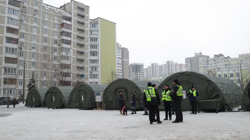 "Никто никуда не поедет". Репортаж с Троещины, где люди живут без отопления