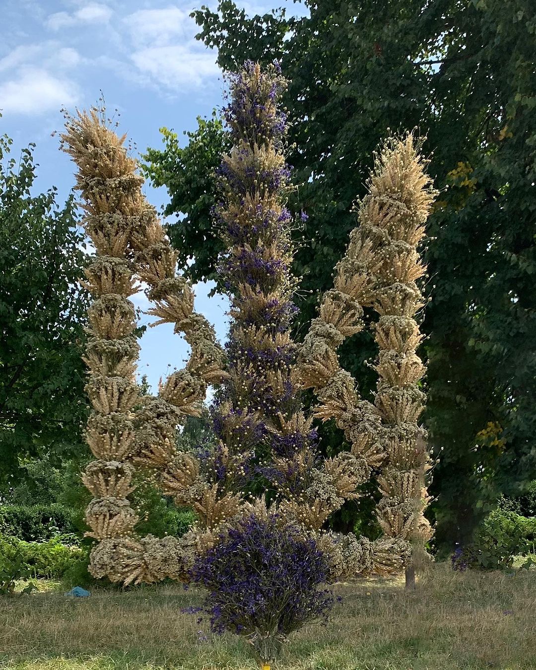 У селі на Хмельниччині виготовили рекордний трав'яний тризуб: дивіться, як виглядає це диво