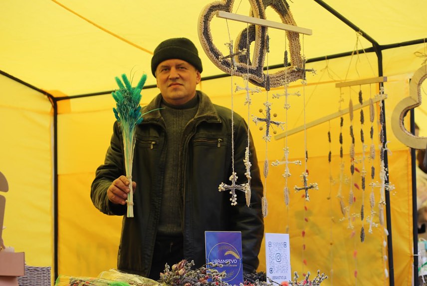 У селі на Хмельниччині виготовили рекордний трав'яний тризуб: дивіться, як виглядає це диво