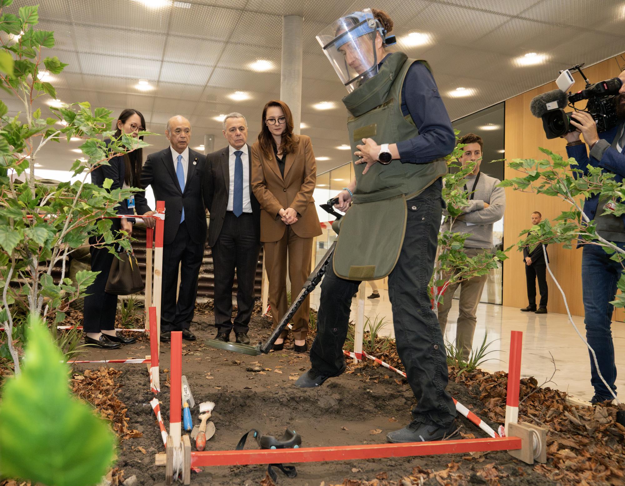 Шрамы войны. Как Запад может помочь Украине очиститься от российских мин