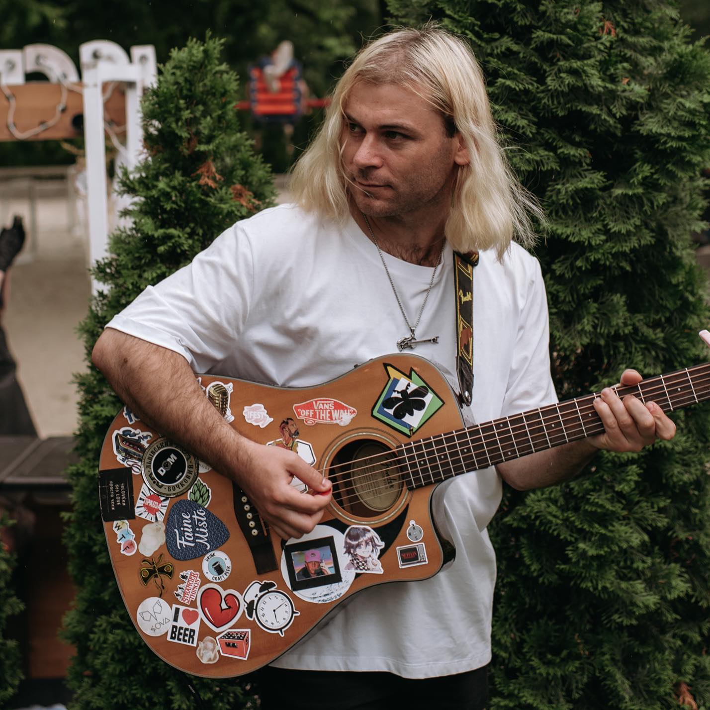 Вуличний музикант з України підкорив серця європейців: відео, від якого навертаються сльози