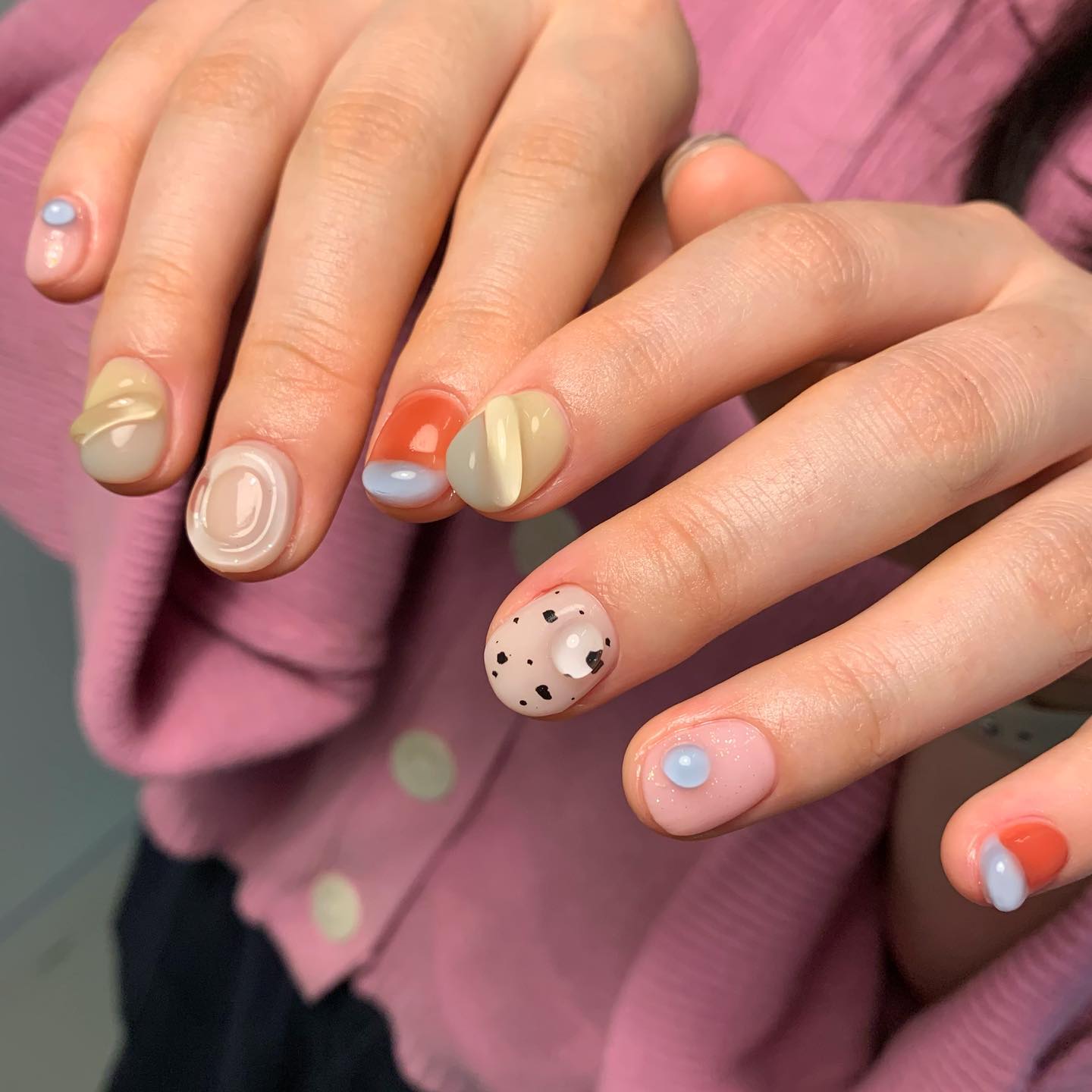 Нюд, неон і блискітки: трендові дизайни зимового манікюру 2023 (фото)