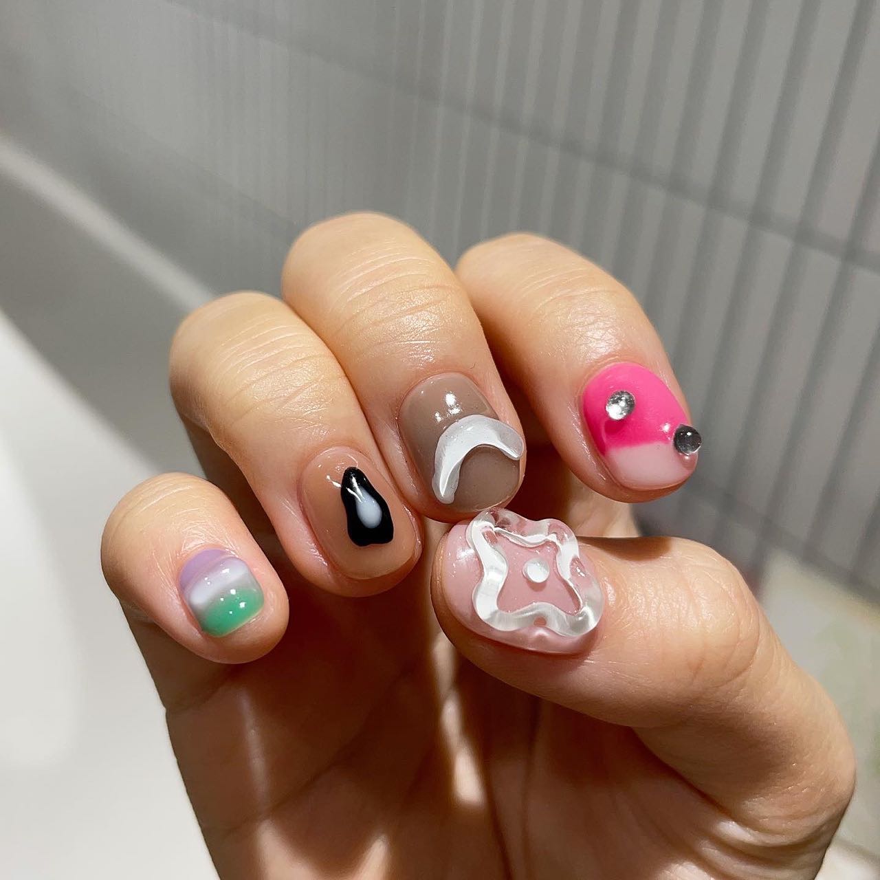 Нюд, неон і блискітки: трендові дизайни зимового манікюру 2023 (фото)