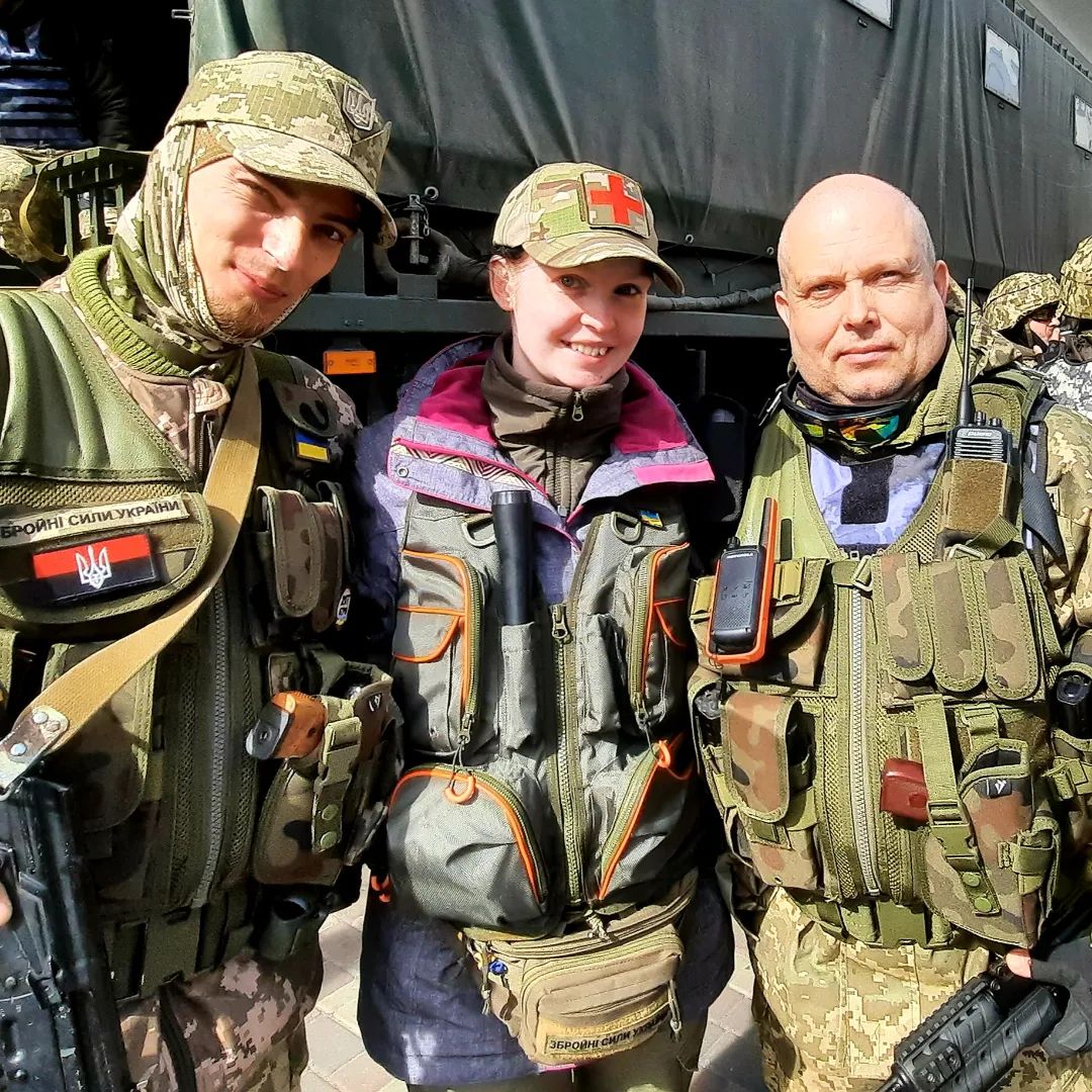 "Я поеду с тобой, чтобы тебя спасти". История медика Алисы, которая покинула успешный бизнес и ушла на фронт за мужем