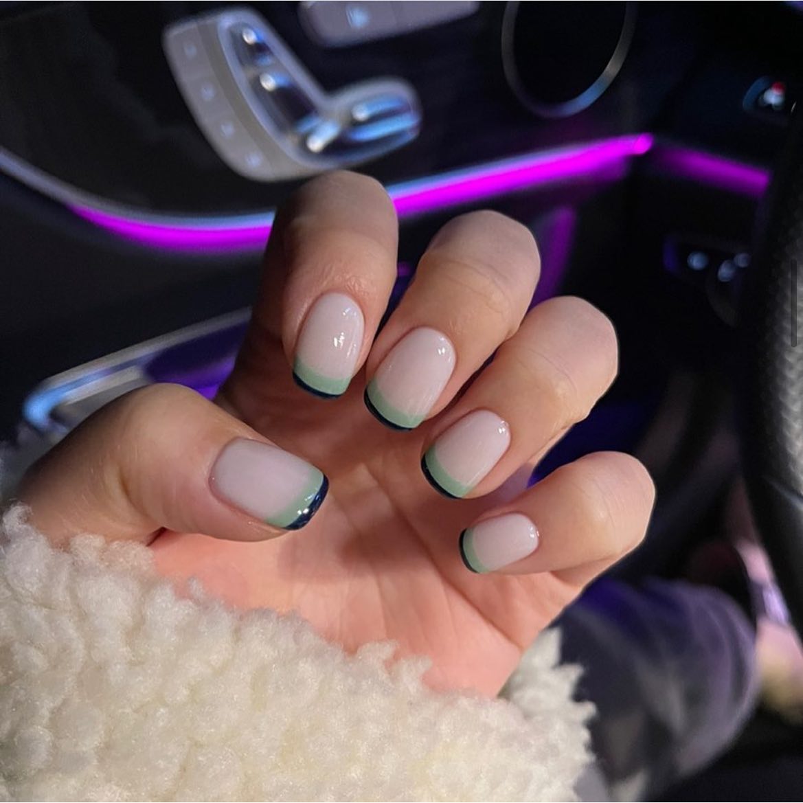 Нюд, неон і блискітки: трендові дизайни зимового манікюру 2023 (фото)