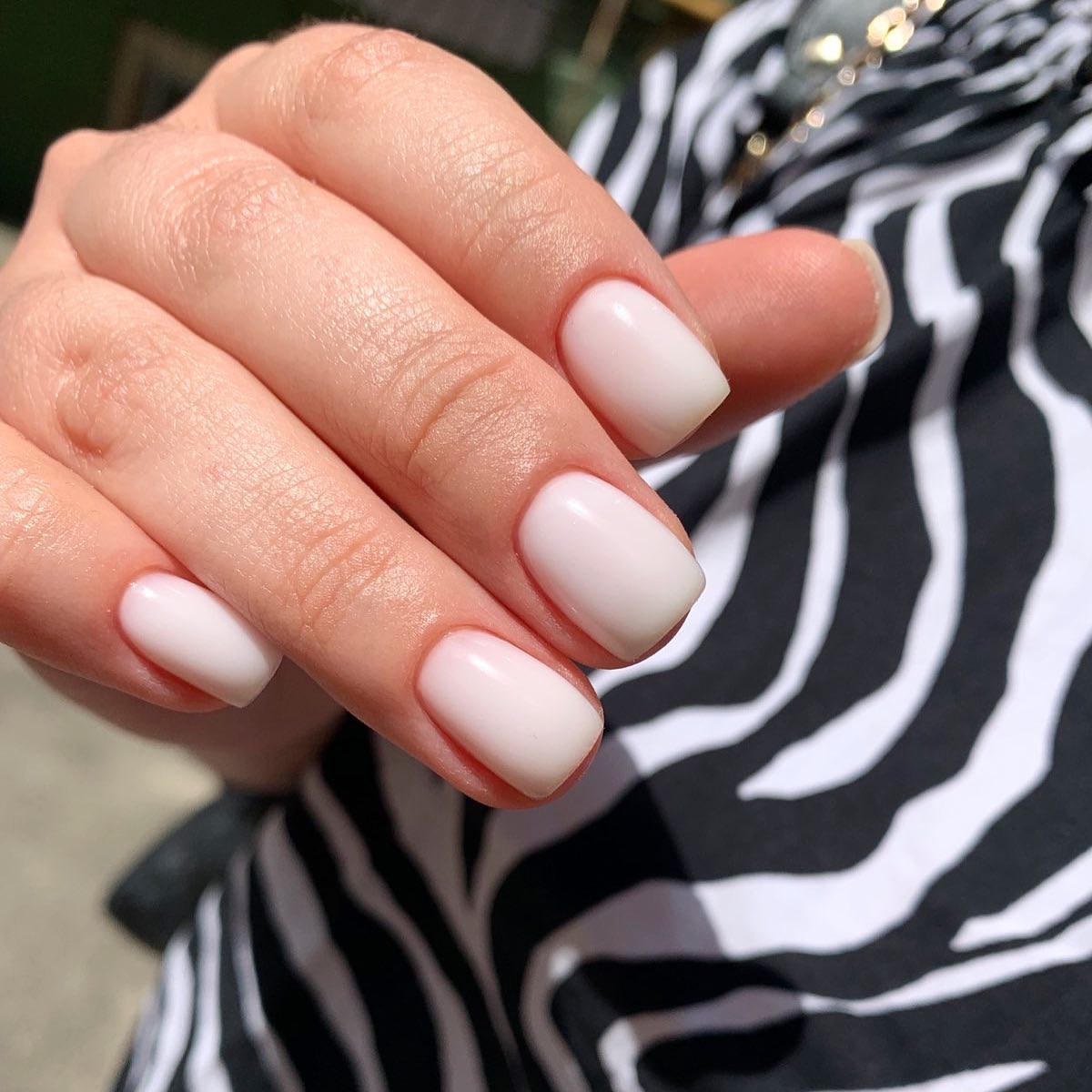 Никто и не заметит: дизайн маникюра, где не видно, что он отрос