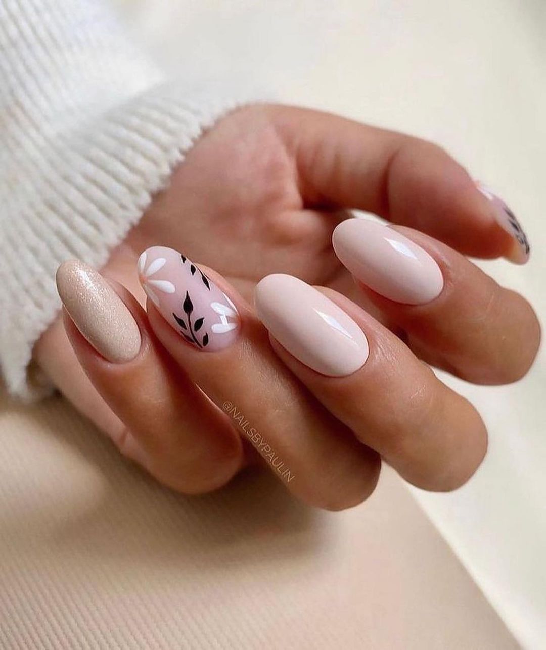 Нюд, неон і блискітки: трендові дизайни зимового манікюру 2023 (фото)