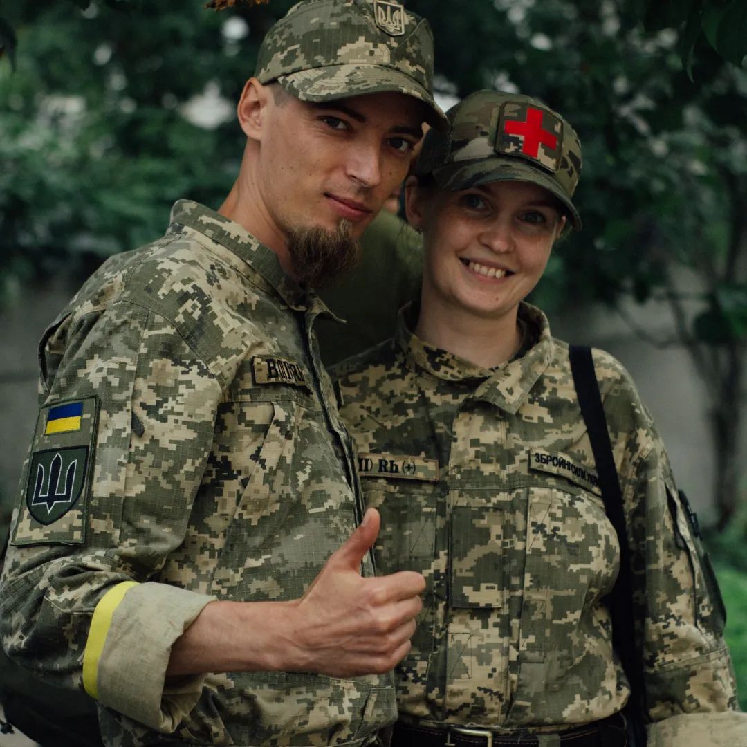 "Я поеду с тобой, чтобы тебя спасти". История медика Алисы, которая покинула успешный бизнес и ушла на фронт за мужем