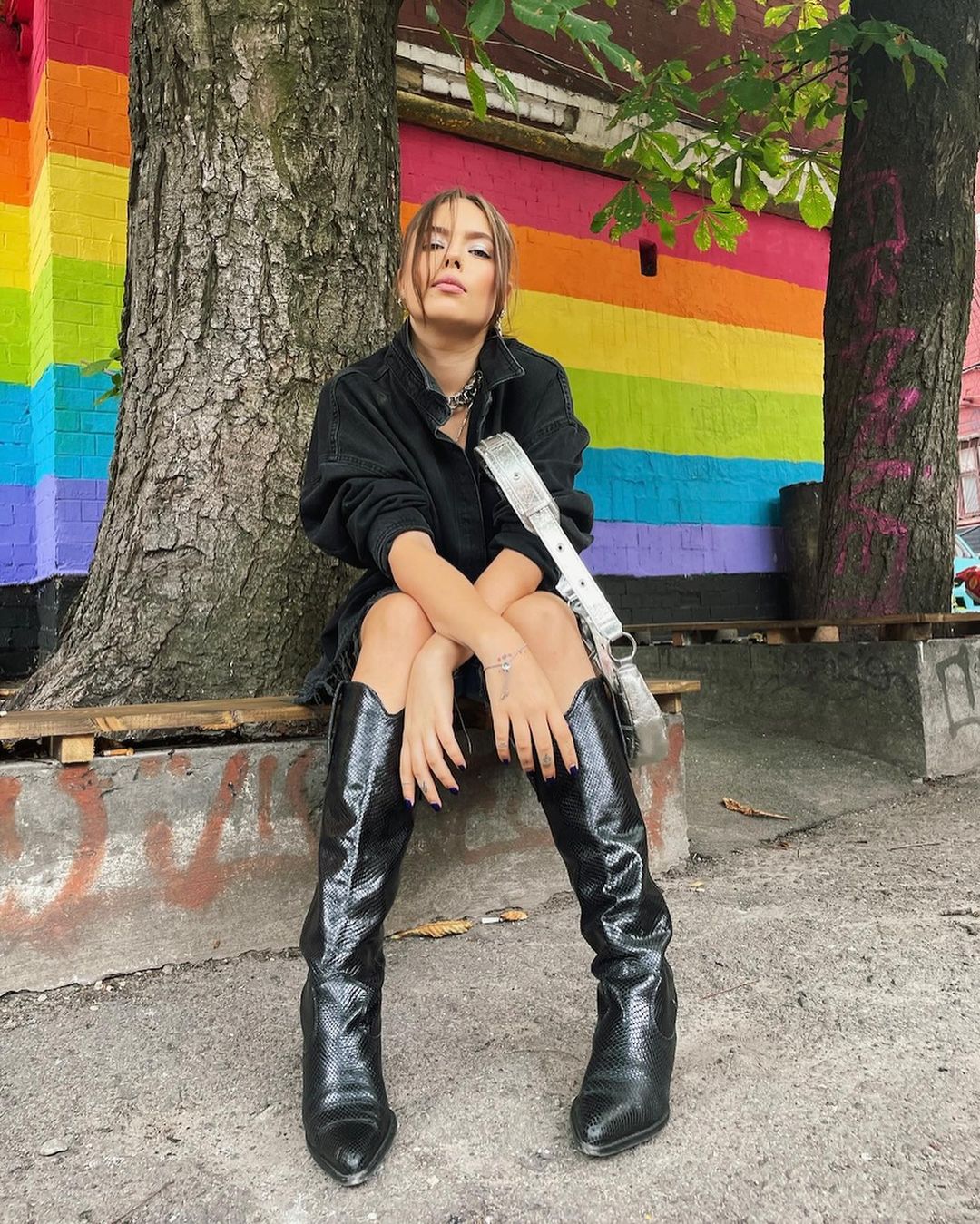 Дочь Елены Кравец в стильной куртке устроила яркую фотосессию на крыше отеля