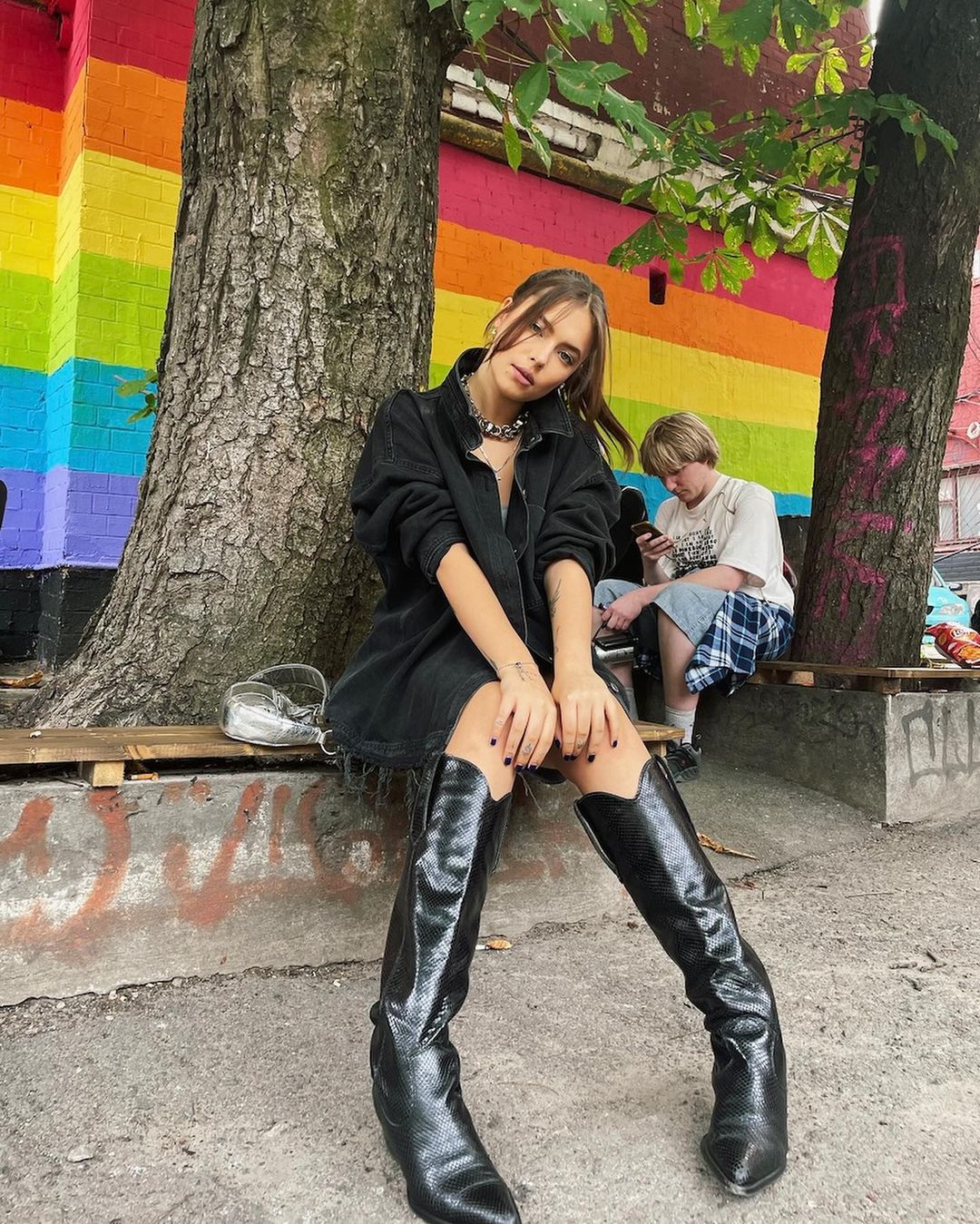 Дочь Елены Кравец в стильной куртке устроила яркую фотосессию на крыше отеля