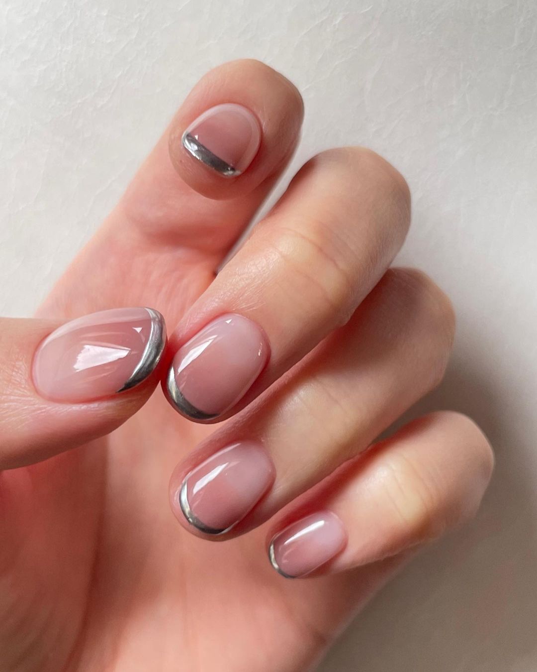 Нюд, неон і блискітки: трендові дизайни зимового манікюру 2023 (фото)