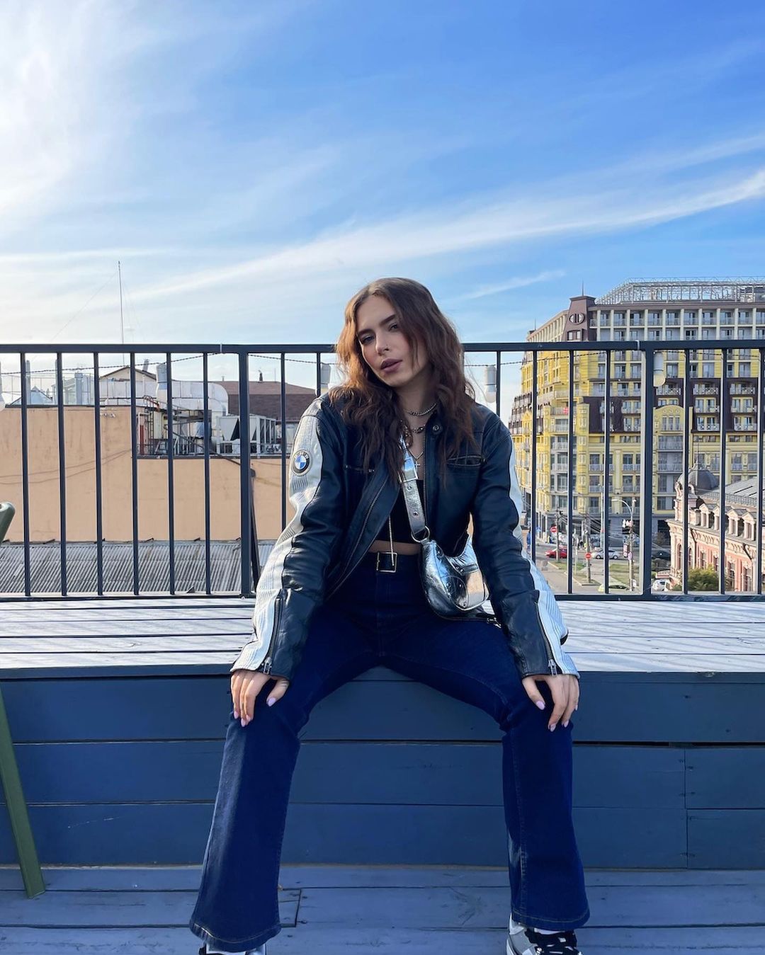 Дочь Елены Кравец в стильной куртке устроила яркую фотосессию на крыше отеля