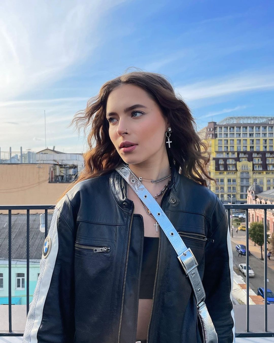 Дочь Елены Кравец в стильной куртке устроила яркую фотосессию на крыше отеля