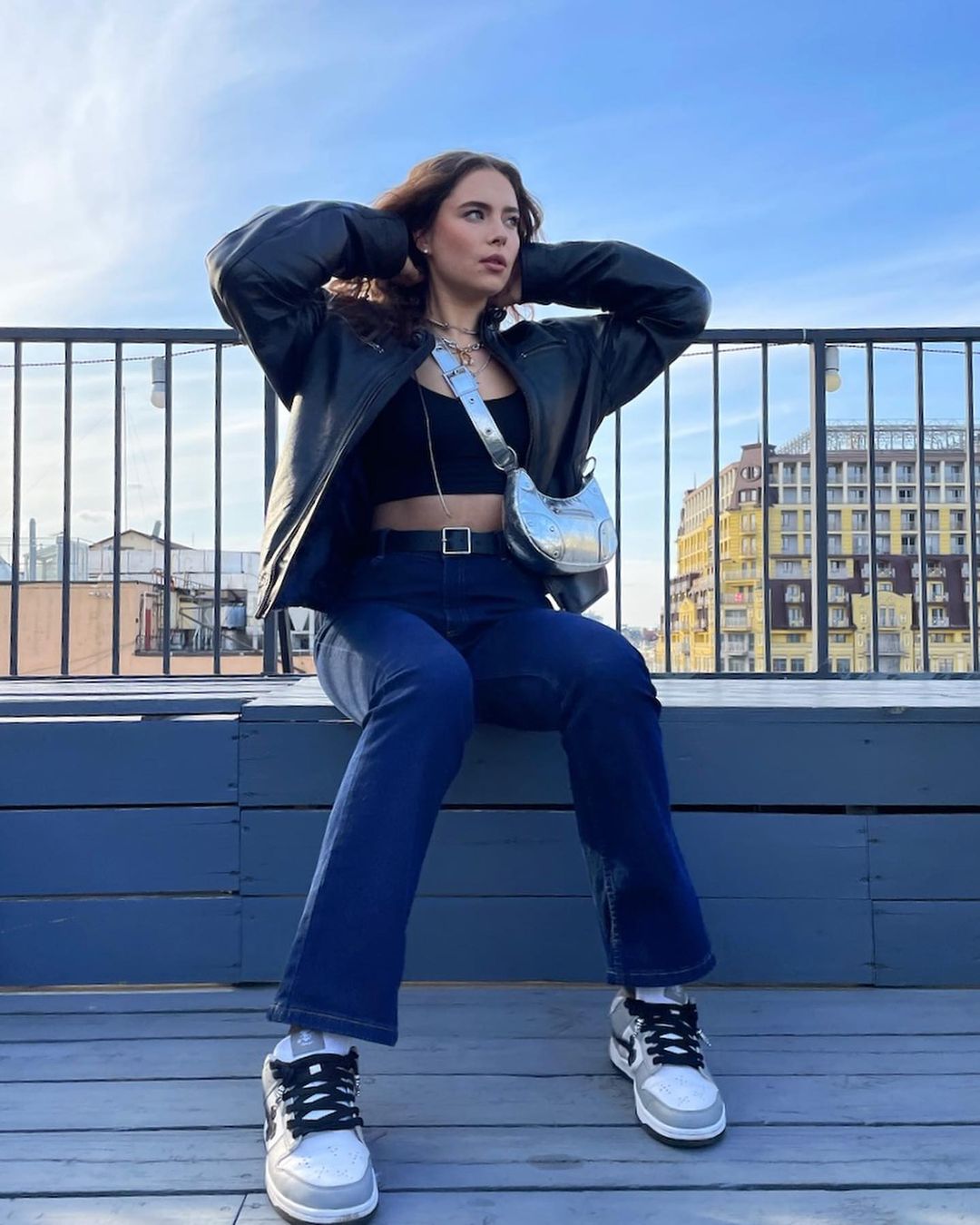 Дочь Елены Кравец в стильной куртке устроила яркую фотосессию на крыше отеля