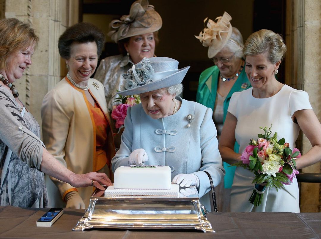 Как жила Елизавета II. Правила от королевы Британии, которую сегодня оплакивает весь мир