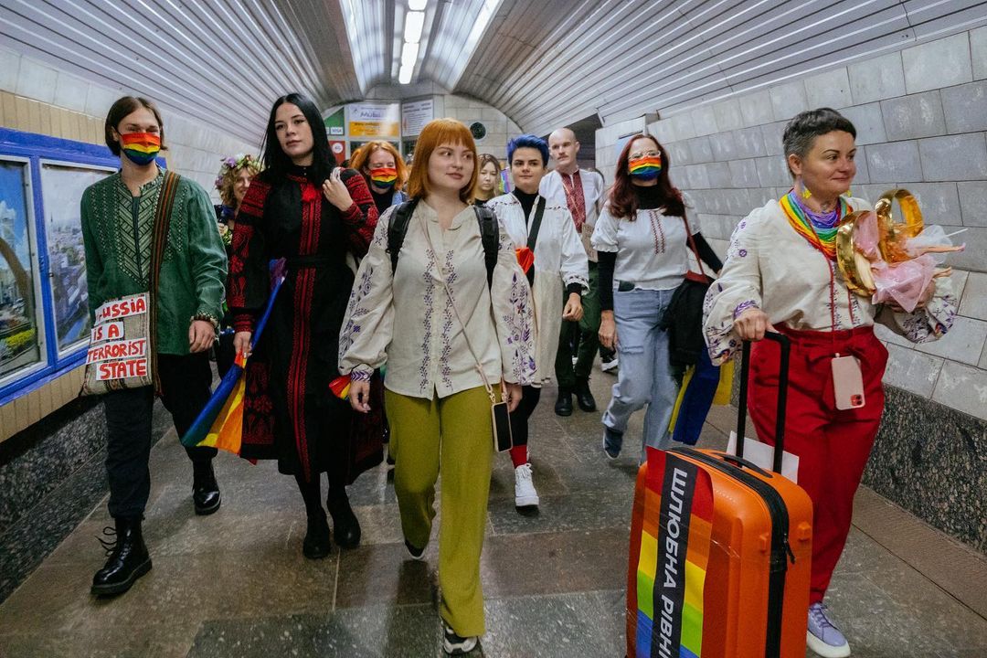 "Ми боремось за Україну": у харківському метро ЛГБТ-активісти провели марш (фото)