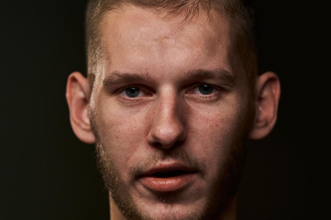 Худий та змучений: у мережі з'явилися фото "Ореста" з Азовсталі після полону