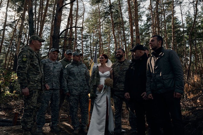 Українська захисниця "Жанна Д'Арк" вийшла на заміж прямо на передовій: дивіться зворушливі фото