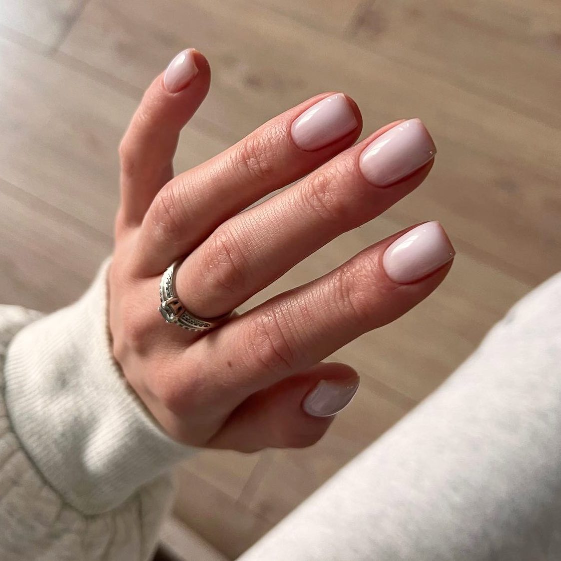 Никто и не заметит: дизайн маникюра, где не видно, что он отрос