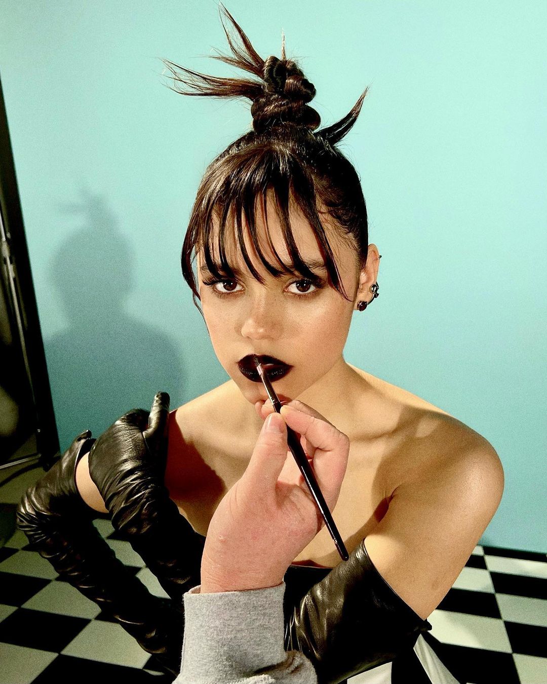 Вампирский взгляд и яркие губы: главные тренды макияжа 2023 (фото)