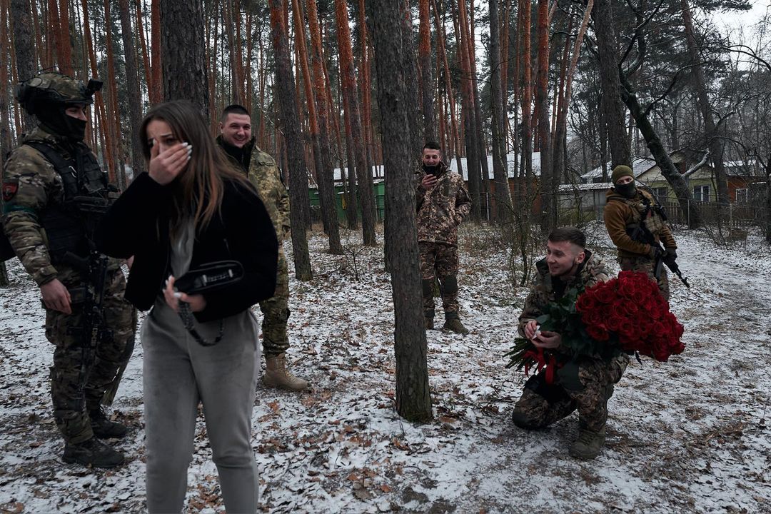 Военный сделал предложение девушке прямо на линии столкновения: трогательные фото