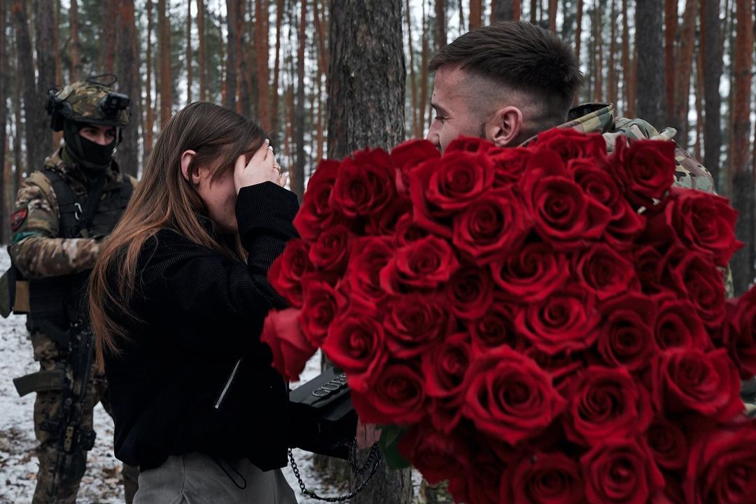 Военный сделал предложение девушке прямо на линии столкновения: трогательные фото