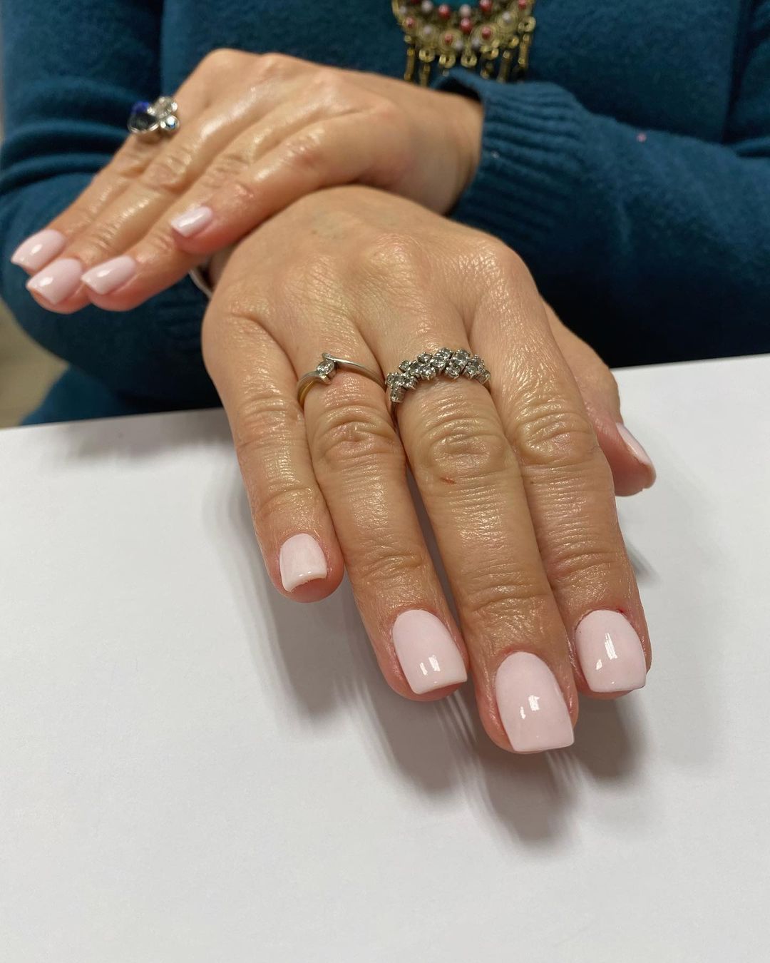 Цей манікюр "порвав" усі тренди весни 2023: як його самостійно повторити (фото)
